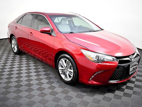Used 2016 Toyota Camry SE image 5