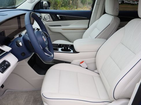 Used 2025 Buick Enclave Avenir image 21