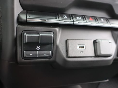 Used 2020 Chevrolet Silverado 1500 Custom Trail Boss w/ Custom Convenience Package AWD/4WD image 13