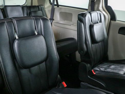 Used 2016 Chrysler Town & Country Touring FWD image 29