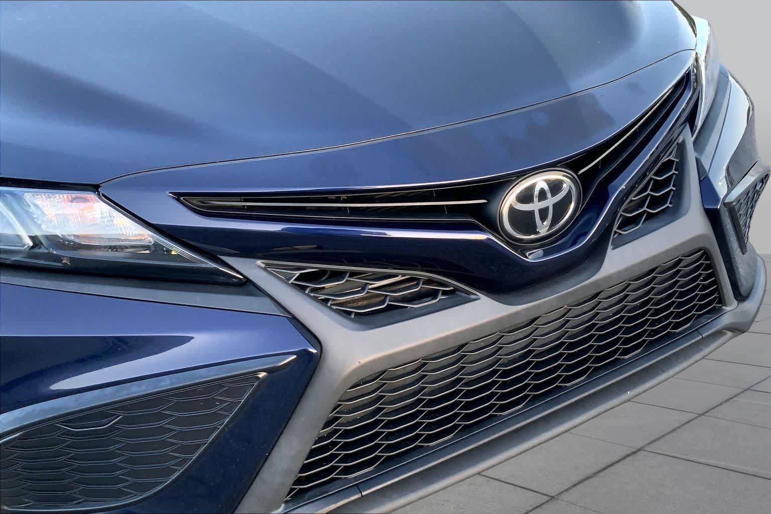 Used 2022 Toyota Camry SE w/ Convenience Package FWD image 29
