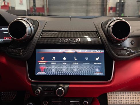 Used 2018 Ferrari GTC4Lusso AWD/4WD image 21