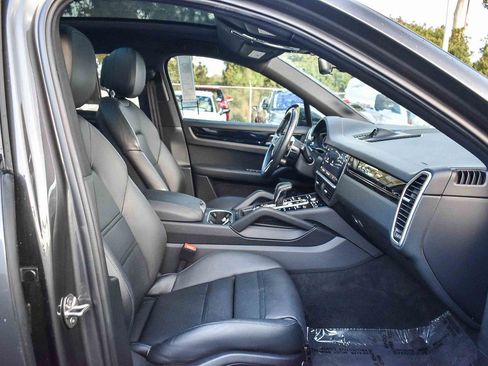 Used 2022 Porsche Cayenne Coupe image 16