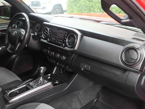 Used 2020 Toyota Tacoma TRD Off-Road w/ Technology Package AWD/4WD image 37