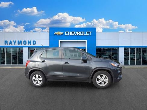 Used 2020 Chevrolet Trax LS FWD image 2