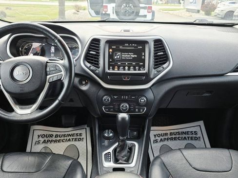 Used 2018 Jeep Cherokee Trailhawk AWD/4WD image 16
