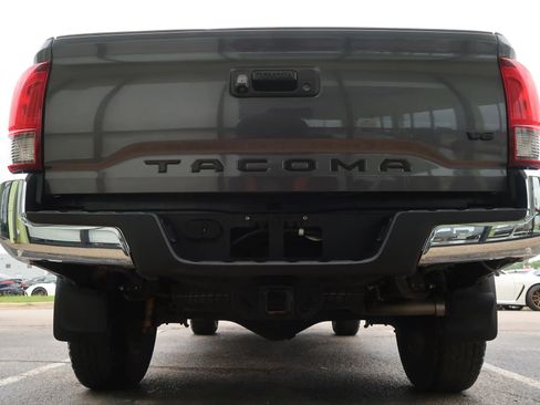 Used 2018 Toyota Tacoma TRD Off-Road AWD/4WD image 10