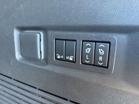 Used 2023 GMC Yukon Denali AWD/4WD image 9