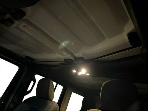 Used 2020 Jeep Wrangler Unlimited Sahara image 22