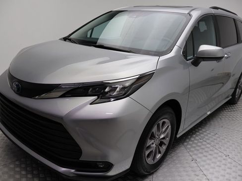 Certified 2025 Toyota Sienna XLE image 2