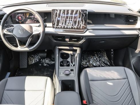 Used 2025 Volkswagen Tiguan SE image 28