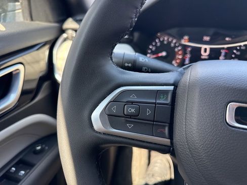 Used 2025 Jeep Compass Limited image 16