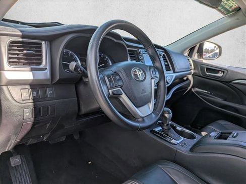 Used 2017 Toyota Highlander SE image 10