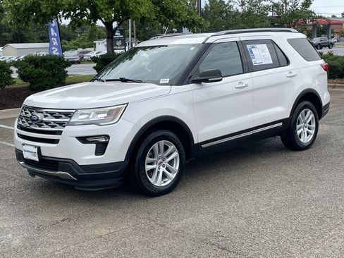 Used 2018 Ford Explorer XLT w/ Equipment Group 202A AWD/4WD image 4