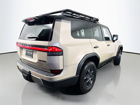 Used 2024 Lexus GX 550 AWD/4WD image 7