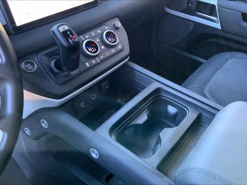 Used 2024 Land Rover Defender 90 X-Dynamic SE image 16