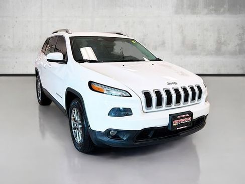 Used 2018 Jeep Cherokee Latitude Plus w/ Cold Weather Group image 3