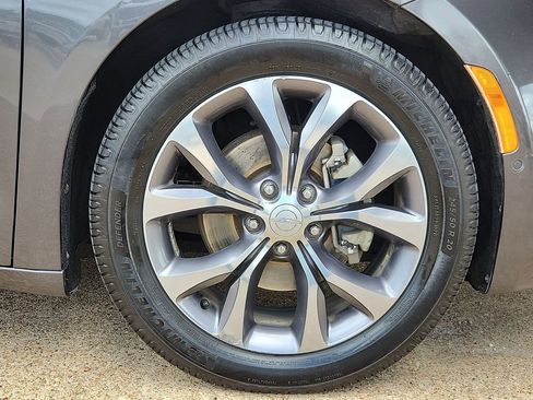 Used 2018 Chrysler Pacifica Limited w/ Advanced Safetytec Group FWD image 2