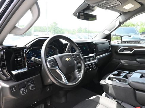 Used 2025 Chevrolet Silverado 1500 LT RWD image 19