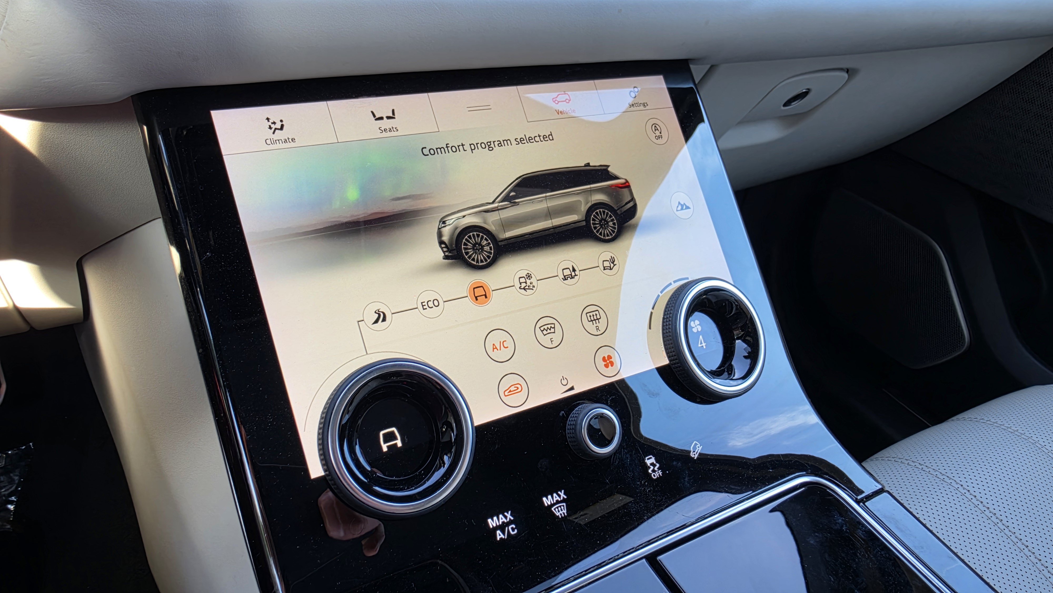 Used 2018 Land Rover Range Rover Velar R-Dynamic SE AWD/4WD image 40