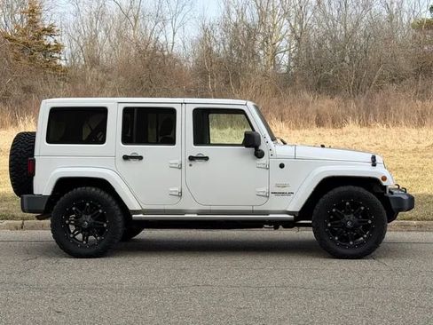 Used 2013 Jeep Wrangler Unlimited Sahara w/ Dual Top Group AWD/4WD image 23