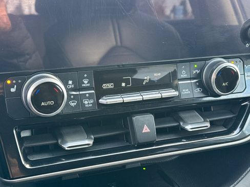 Used 2023 Toyota Highlander XLE image 19