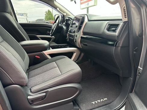 Used 2021 Nissan Titan SV w/ SV Convenience Package image 4