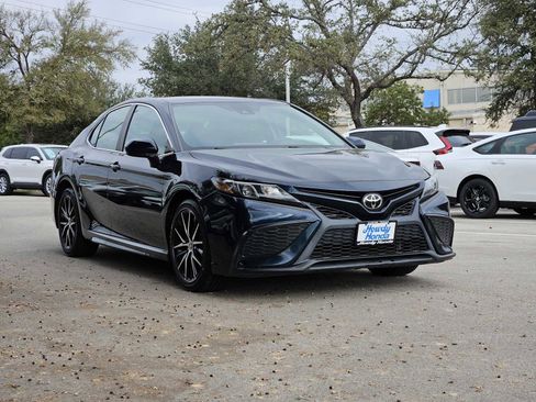 Used 2021 Toyota Camry SE image 3