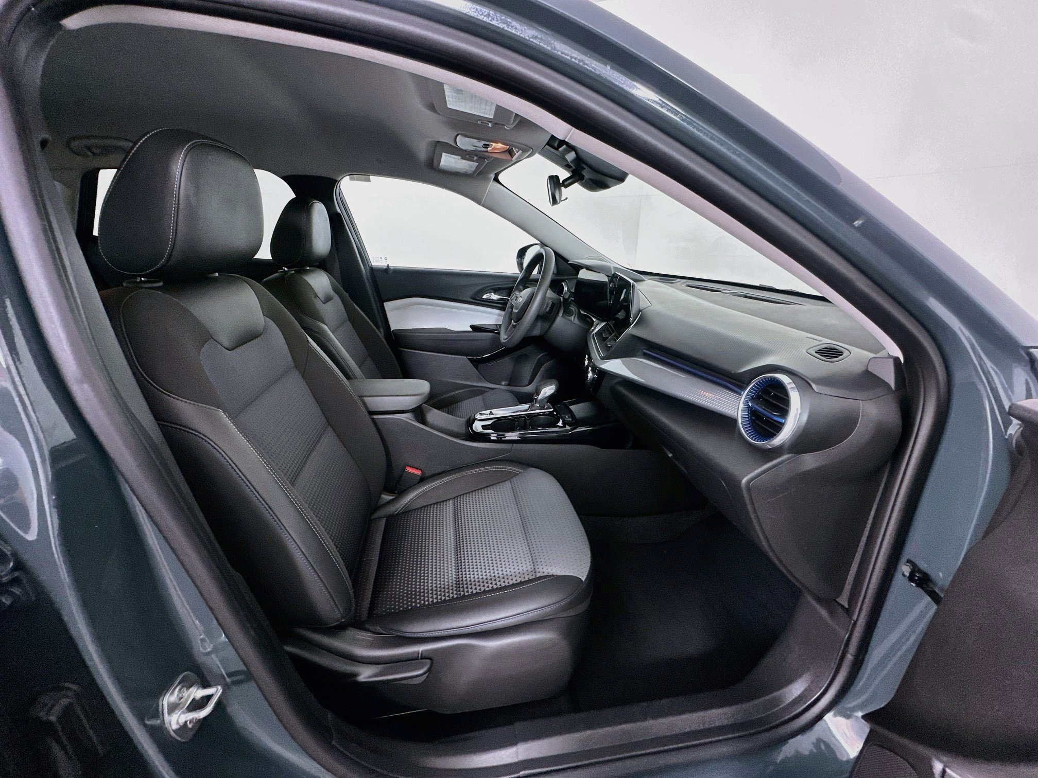 Used 2025 Chevrolet Trax LT FWD image 28