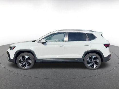 Used 2025 Volkswagen Taos SE image 9