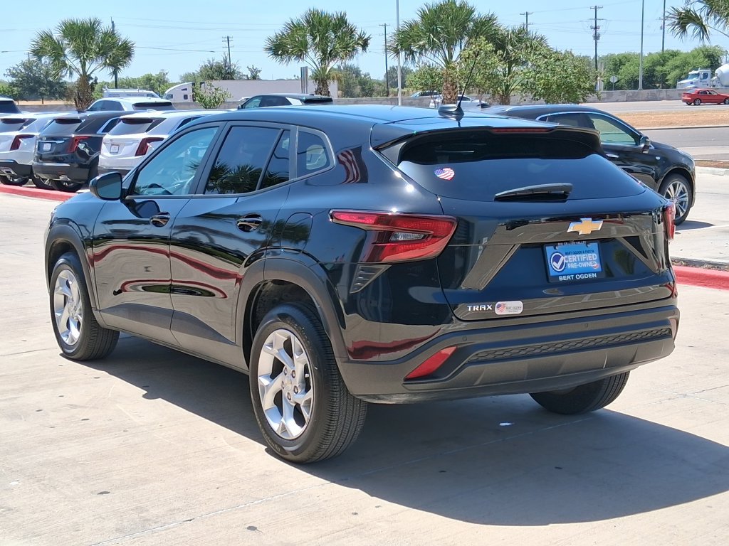 Used 2025 Chevrolet Trax LS w/ LS Convenience Package FWD image 4