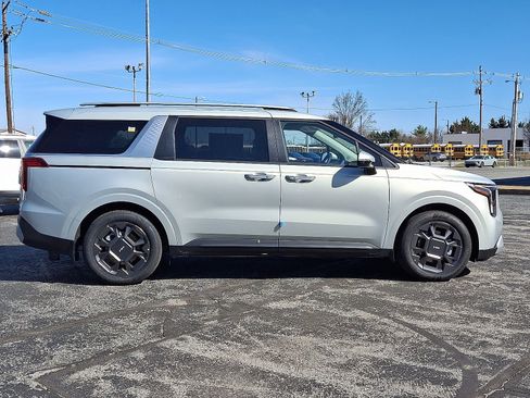 New 2025 Kia Carnival EX image 9