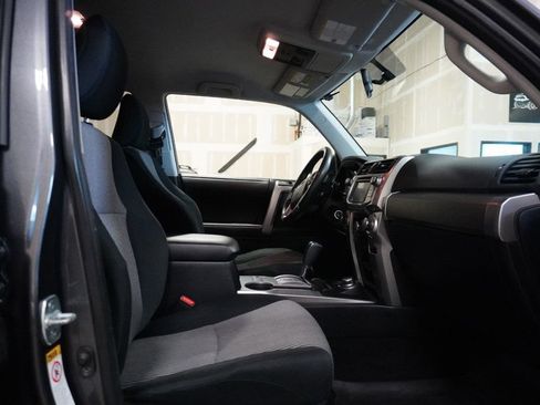 Used 2017 Toyota 4Runner SR5 AWD/4WD image 10