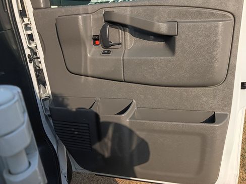 Used 2017 Chevrolet Express 2500 Extended RWD image 15