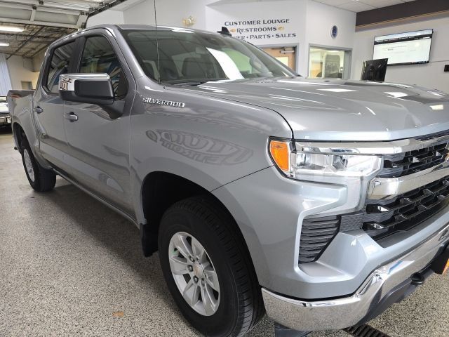 Used 2025 Chevrolet Silverado 1500 LT AWD/4WD image 3