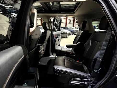 Used 2019 Ford Expedition Platinum RWD image 18