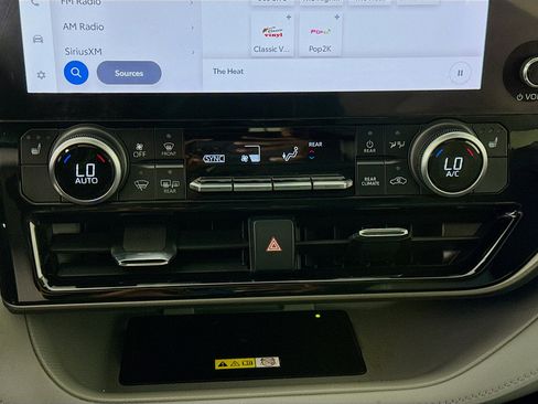 Used 2023 Toyota Highlander XLE AWD/4WD image 15