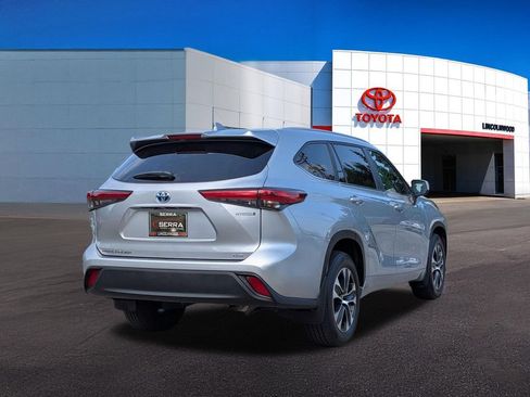 Used 2023 Toyota Highlander XLE AWD/4WD image 11