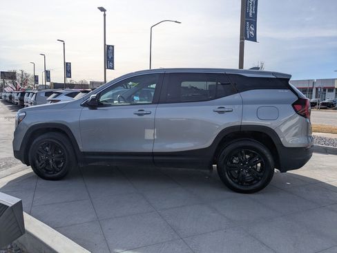 Used 2024 GMC Terrain SLE image 9