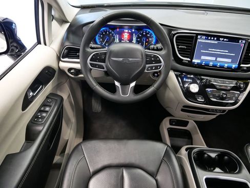 Used 2024 Chrysler Pacifica Touring-L image 14