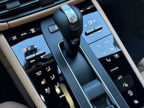 Certified 2026 Porsche Macan AWD/4WD image 25