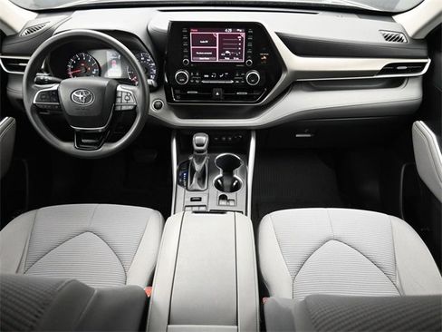 Used 2020 Toyota Highlander L image 29