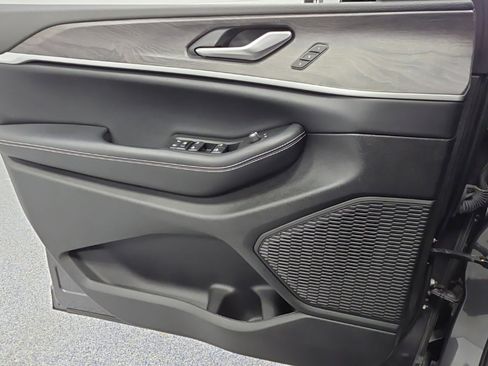 Used 2024 Jeep Grand Cherokee Limited w/ Black Appearance Package image 31