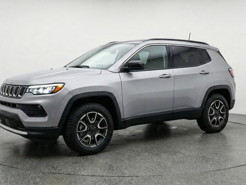Used 2025 Jeep Compass Trailhawk image 3