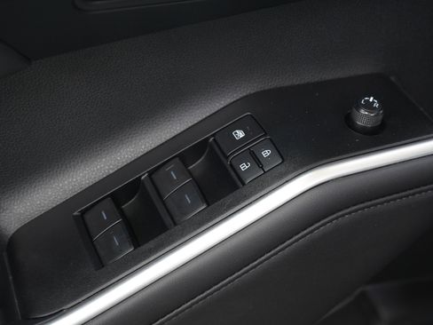 Used 2025 Toyota Highlander XLE image 25