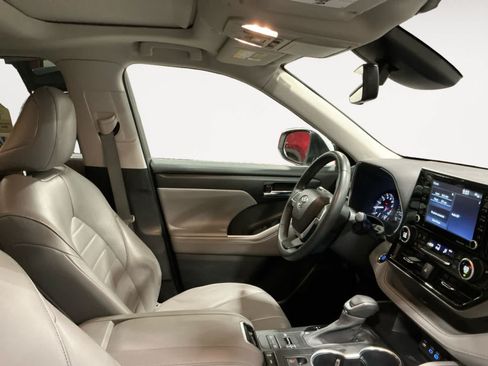 Used 2022 Toyota Highlander XLE AWD/4WD image 15