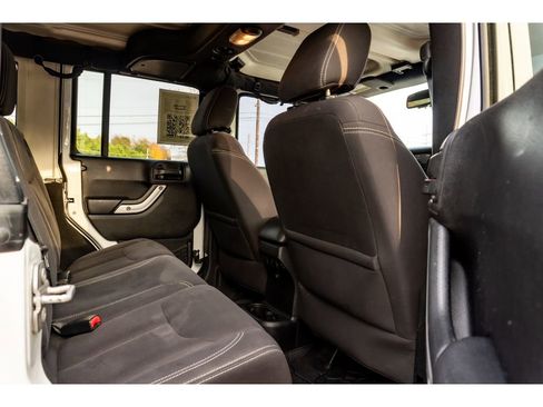 Used 2016 Jeep Wrangler Unlimited Sahara w/ Connectivity Group image 15