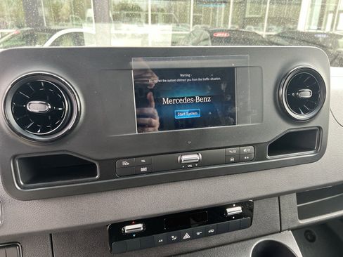 Used 2024 Mercedes-Benz Sprinter 2500 image 35