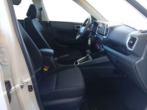 New 2025 Hyundai Venue SE image 15