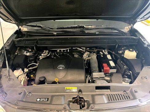Used 2021 Toyota Highlander XLE AWD/4WD image 30
